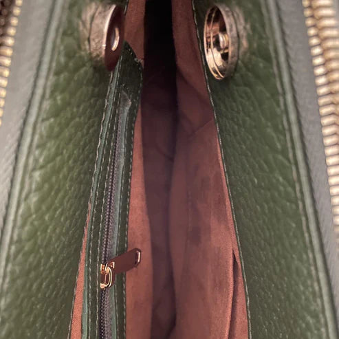 Elegant green leather office bag with detachable shoulder strap, ideal for professionals and business travel.
